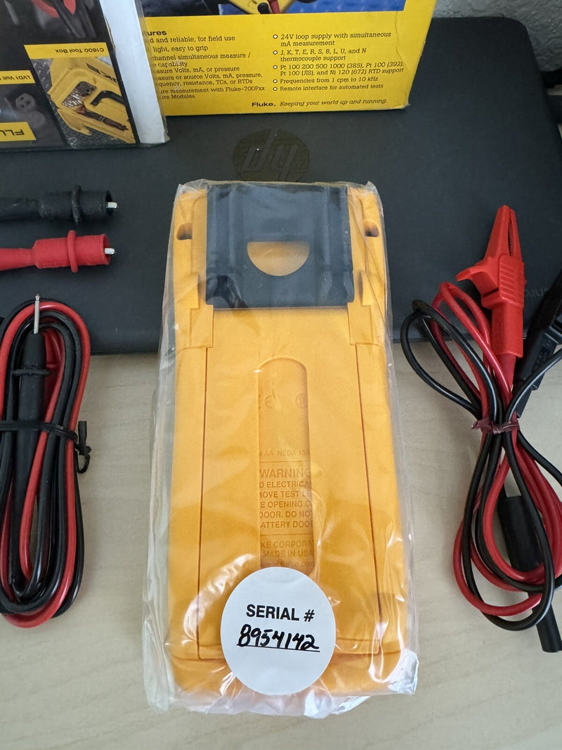 FLUKE 725 MULTIFUNCTION PROCESS CALIBRATOR WITH LEADS BOX
