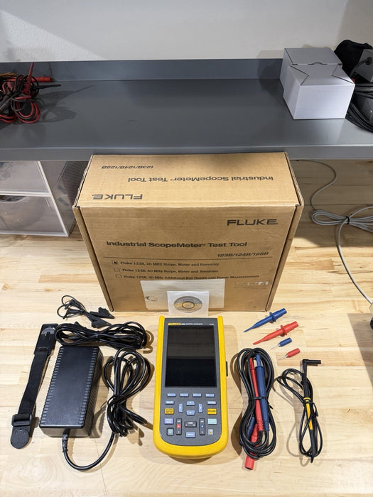 FLUKE 123B INDUSTRIAL SCOPEMETER 20MHZ W/ ACCESSORIES & BAG - FREE SHIPPING