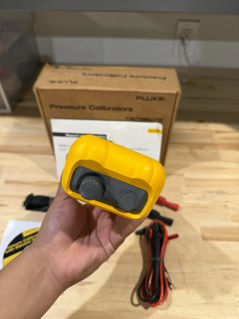 FLUKE 719 30G PRESSURE CALIBRATOR KIT W/ LEADS  (TESTED) NEW