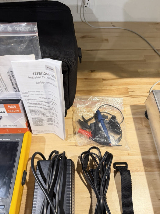 FLUKE 123B INDUSTRIAL SCOPEMETER 20MHZ W/ ACCESSORIES & BAG - FREE SHIPPING