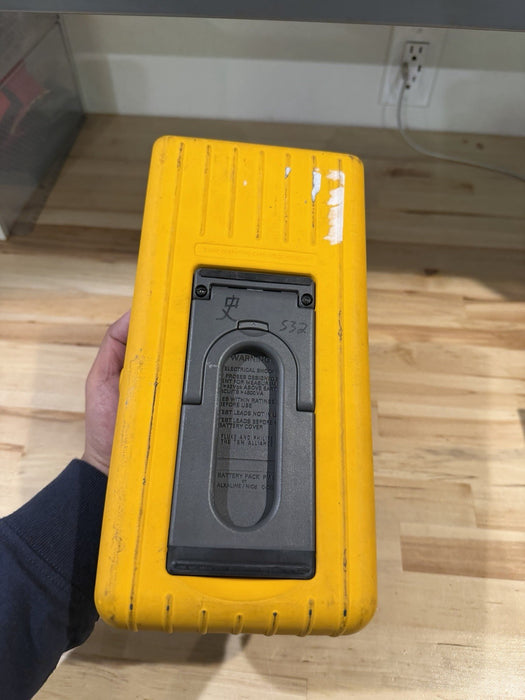 FLUKE 95 SCOPEMETER (PARTS ONLY) FOR PARTS - DOESN’T WORK
