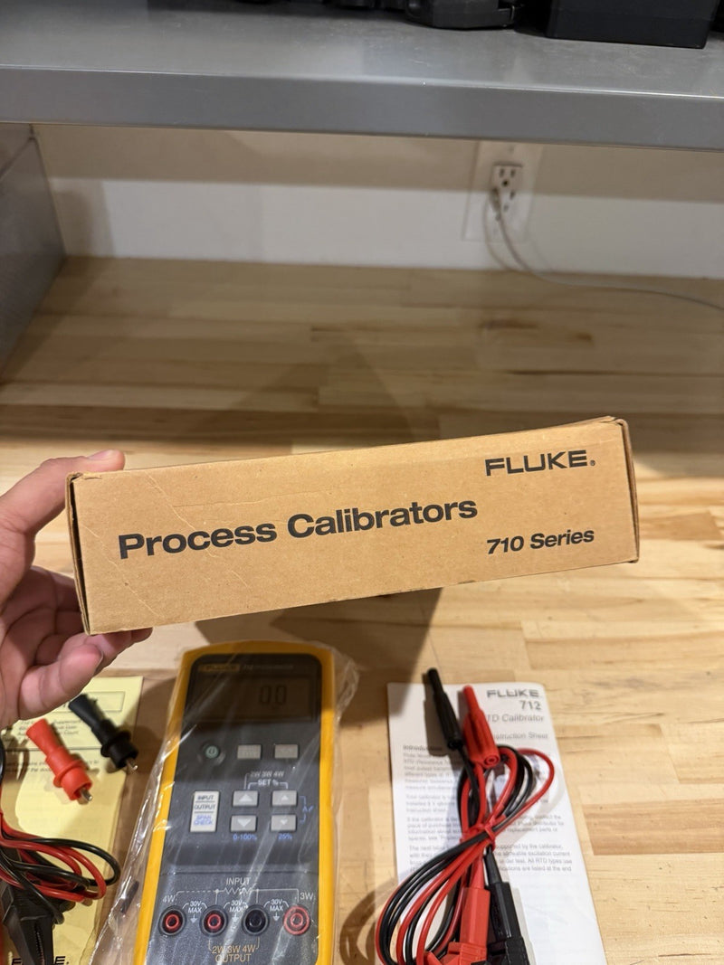 FLUKE 712 RTD CALIBRATOR KIT (NEW) FREE SHIPPING