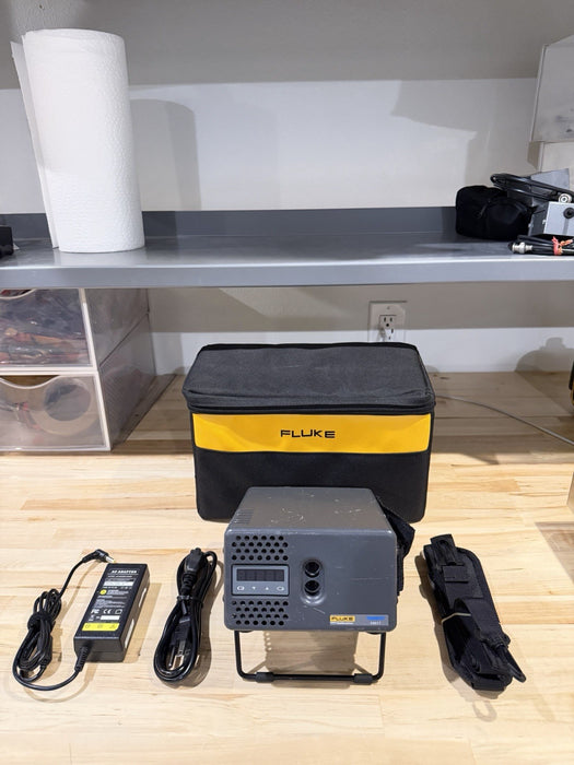 FLUKE 9102S DRY-WELL CALIBRATOR W/BAG & CHARGER (5961T)- FREE SHIPPING