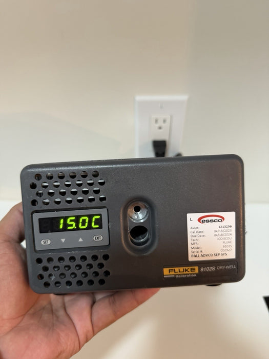 FLUKE 9102S DRY-WELL CALIBRATOR WITH BAG & CHARGER CALIBRATED 2024
