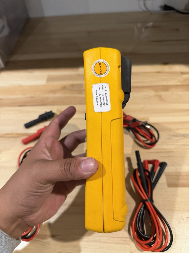 FLUKE 725 MULTIFUNCTION PROCESS CALIBRATOR WITH LEADS & CLIPS
