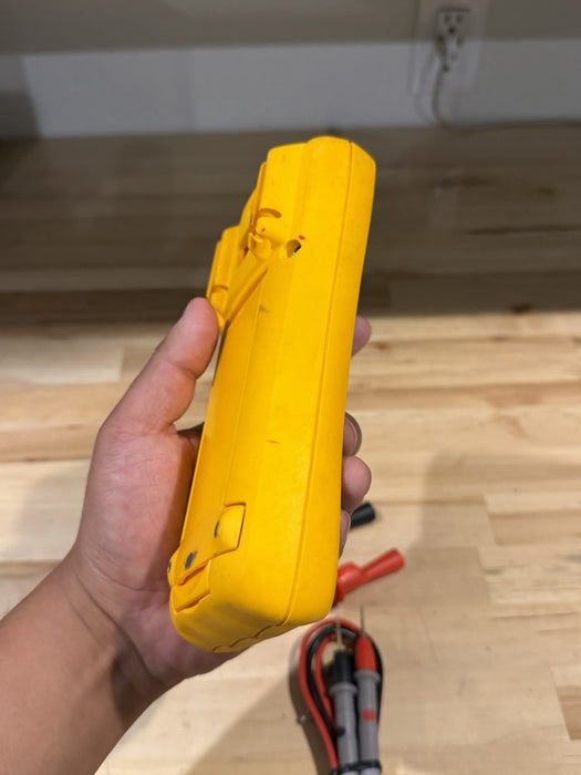 FLUKE 179 MULTIMETER W/ LEADS & CLIPS (SHIPS FAST)