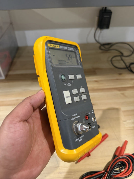 FLUKE 717 100G PRESSURE CALIBRATOR WITH LEADS TESTED