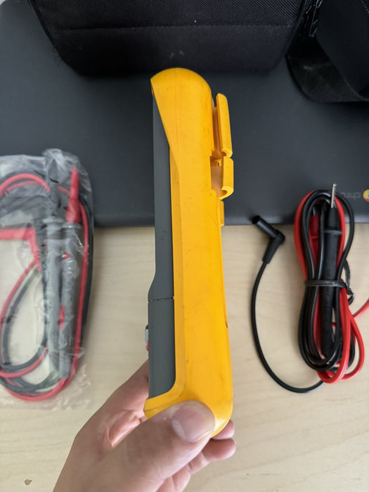 FLUKE 713 30G PRESSURE CALIBRATOR WITH LEADS & BAG