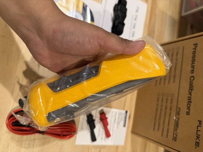 FLUKE 718 300G PRESSURE CALIBRATOR (NEW FACTORY SEALED) FREE SHIPPING