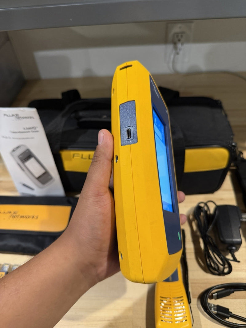 FLUKE NETWORKS LIQ-100 LINKIQ KIT CABLE & NETWORK TESTER W ACCESSORIES