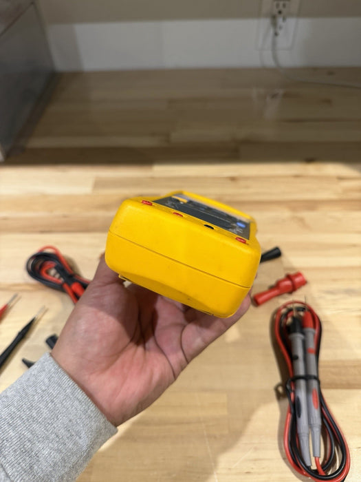 FLUKE 189 TRUE RMS MULTIMETER WITH LEADS AND CLIPS USED