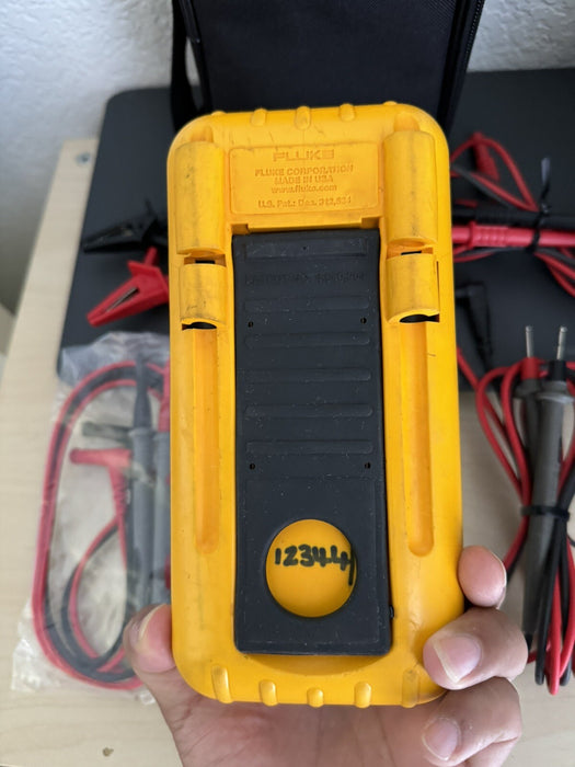 FLUKE 712 RTD PROCESS CALIBRATOR WITH ACCESSORIES & BAG TESTED