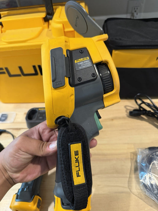 FLUKE TI480PRO IR CAMERA 60HZ 640 X 480 2 BATTERIES W/ CHARGE & CASE -SHIPS FREE