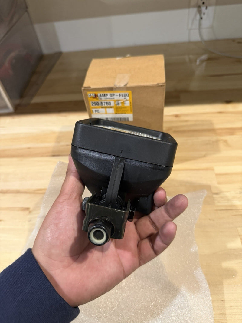 CAT 290-5760 MOUNTED FLOOD LAMP