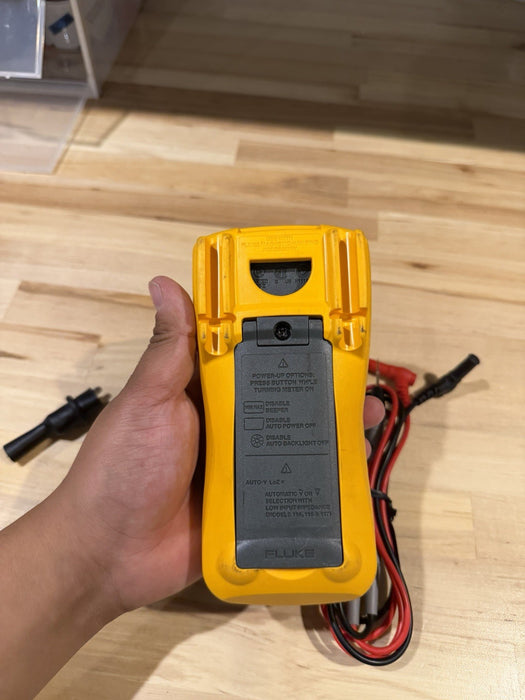 FLUKE 115 TRMS MULTIMETER W/ LEADS & CLIPS - SHIPS FAST