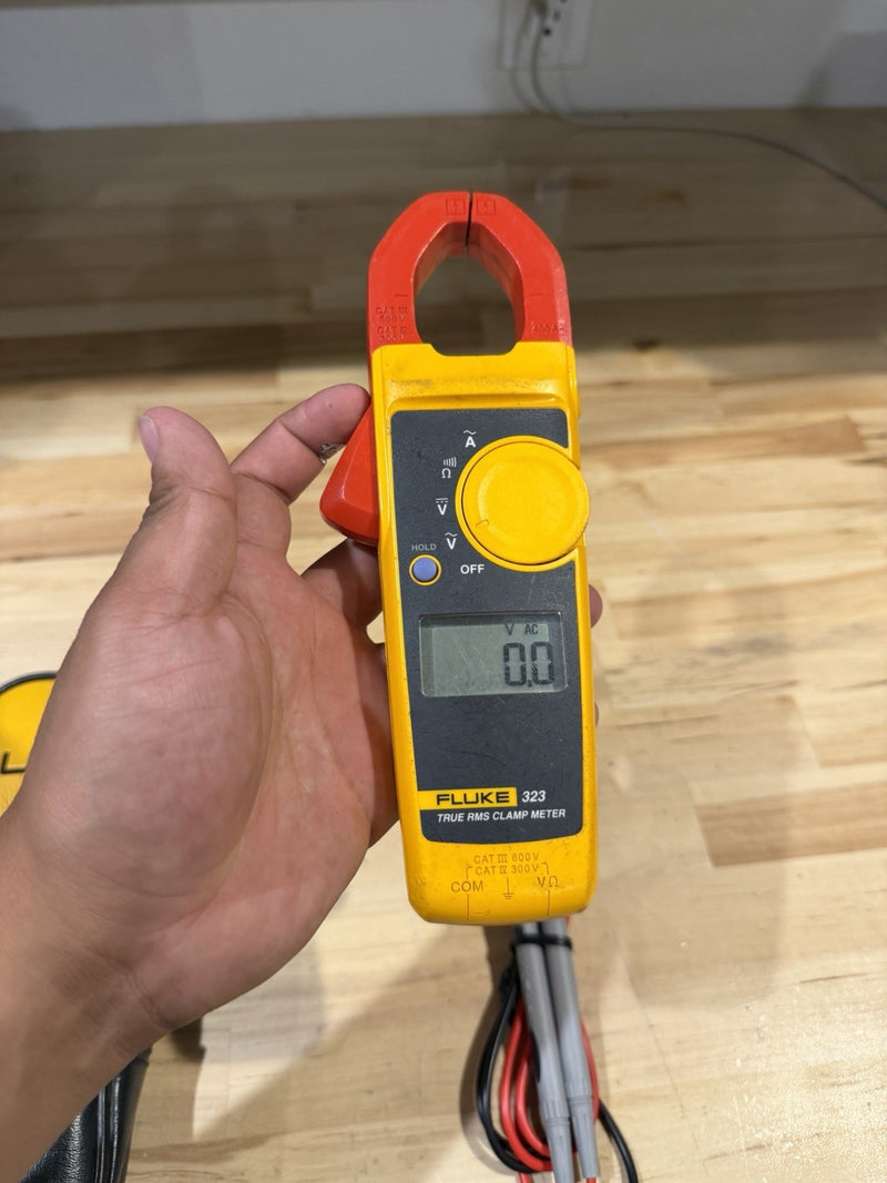 FLUKE 323 TRUE-RMS DIGITAL CLAMP METER WITH BAG & LEADS