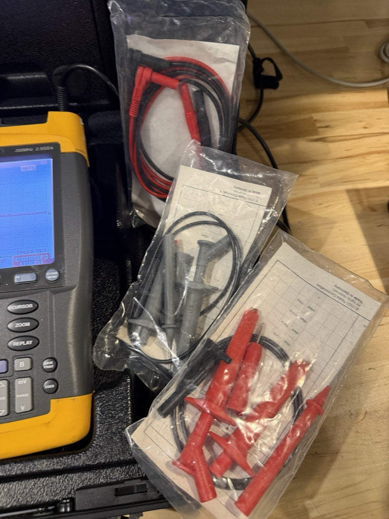 FLUKE 199B SCOPEMETER 200MHZ 2.5GS/S WITH ACCESSORIES & CASE TESTED