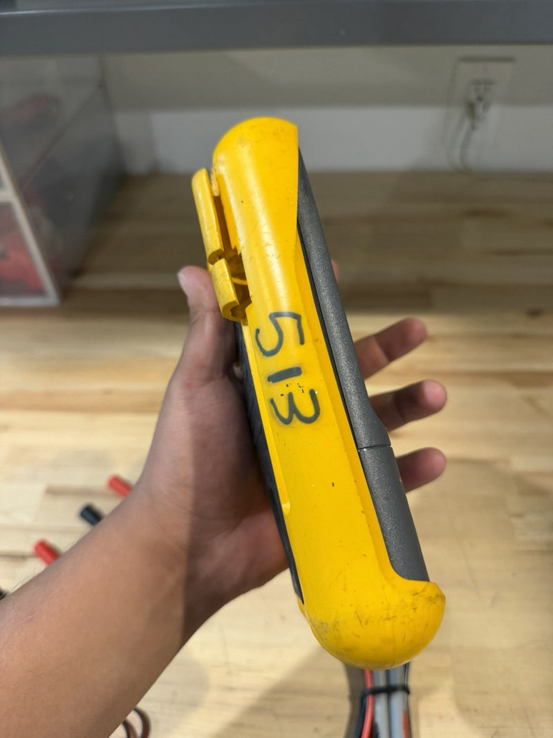 FLUKE 715 VOLT/MA CALIBRATOR WITH LEADS & CLIPS TESTED