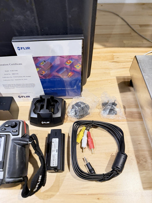 FLIR T300 THERMAL IMAGING INFRARED CAMERA W/ ACCESSORIES (TESTED) FREE SHIPPING