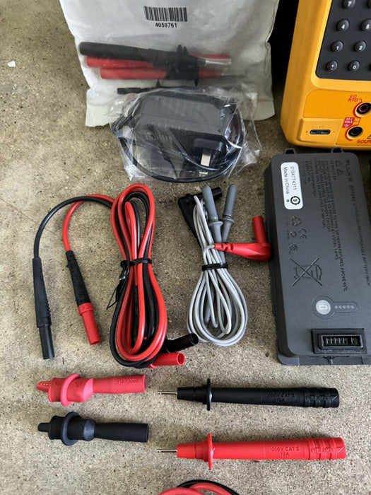 FLUKE 754 DOCUMENTING PROCESS CALIBRATOR WITH NEW TLK287 LEADS & EXTRA BATTERY
