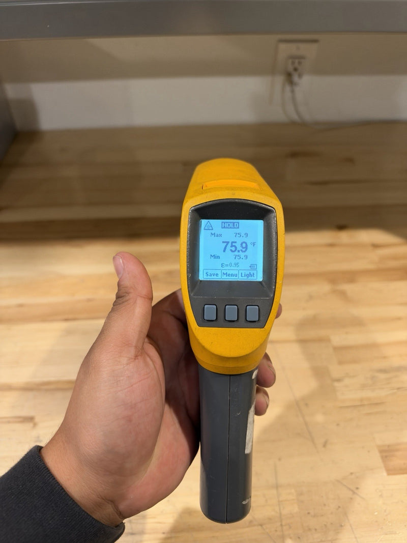 FLUKE 568 IR THERMOMETER W/ CASE (TESTED) SHIPS FAST