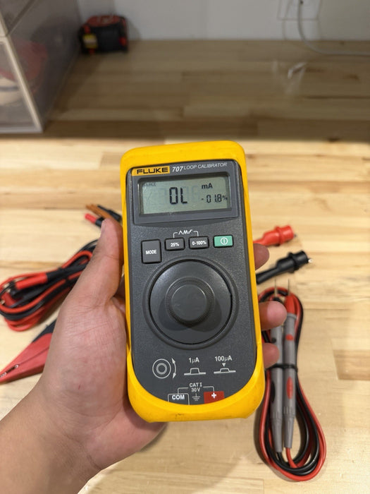 FLUKE 707 LOOP CALIBRATOR WITH LEADS & ACCESSORIES