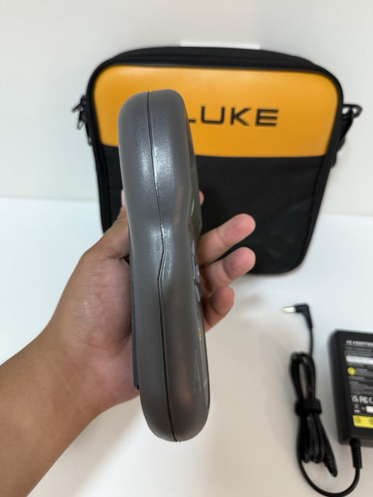 FLUKE HART SCIENTIFIC 1521 THERMOMETER READOUT WITH CHARGER TESTED