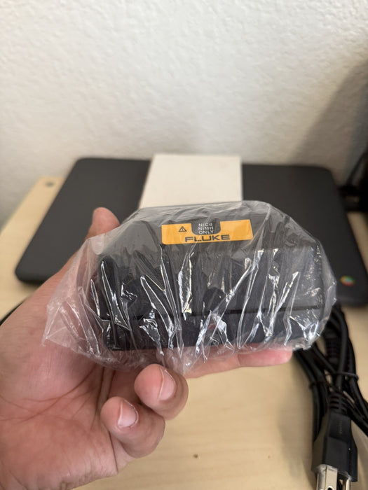 FLUKE BC7217 BATTERY CHARGER FOR BP72XX FLUKE 744, 743B, 741B, 702, 701 USA MADE