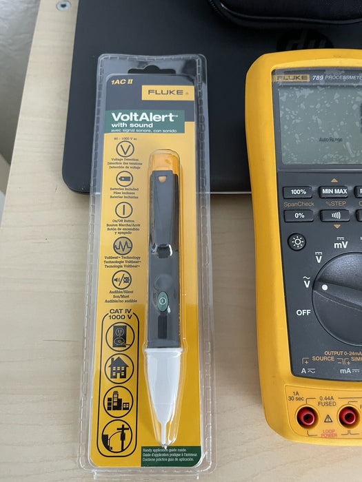 FLUKE 789 PROCESS METER WITH LEADS AND CASE