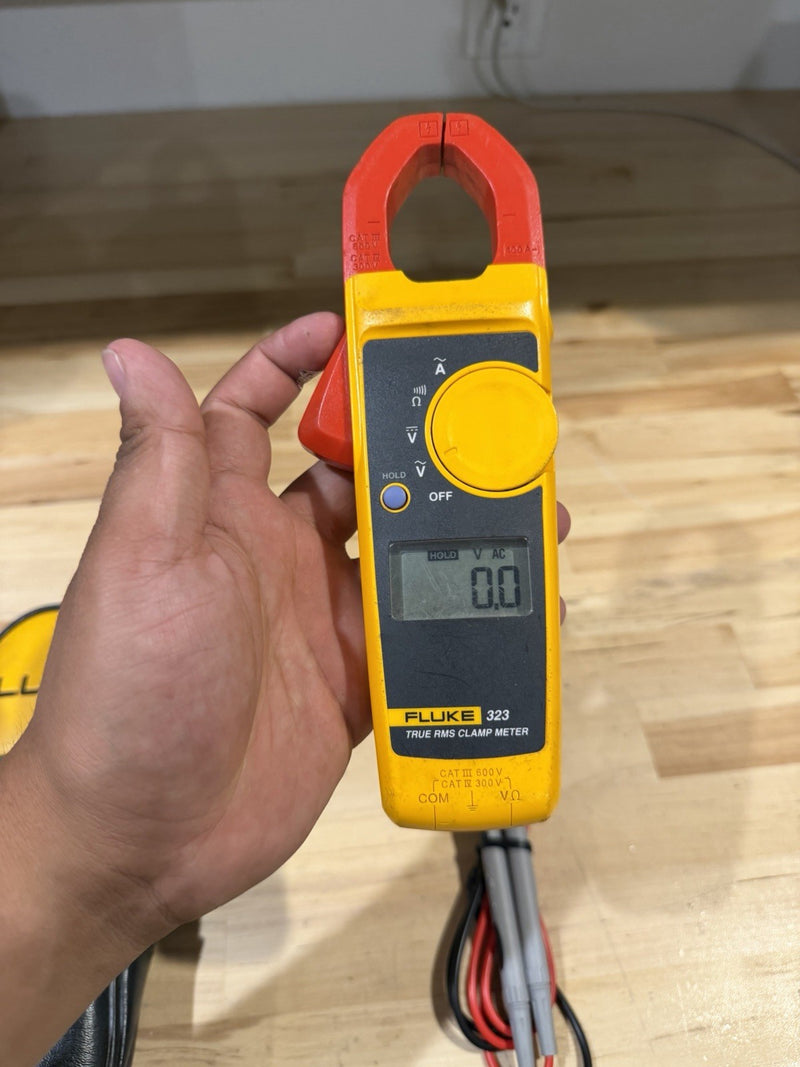 FLUKE 323 TRUE-RMS DIGITAL CLAMP METER WITH BAG & LEADS