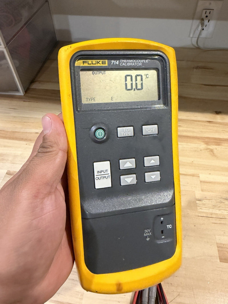 FLUKE 714 THERMOCOUPLE CALIBRATOR WITH ACCESSORIES