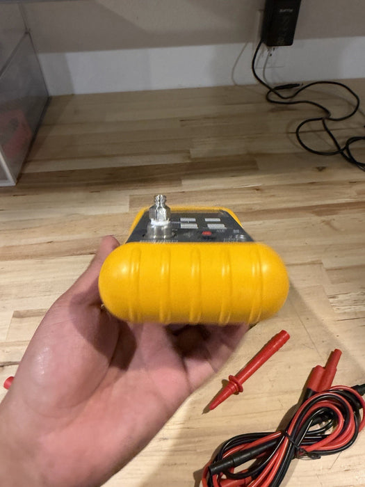 FLUKE 717 100G PRESSURE CALIBRATOR WITH LEADS TESTED