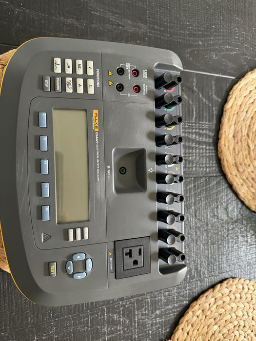FLUKE ESA620 BIOMEDICAL ELECTRICAL SAFETY ANALYZER DOESNT POWER ON FOR PARTS