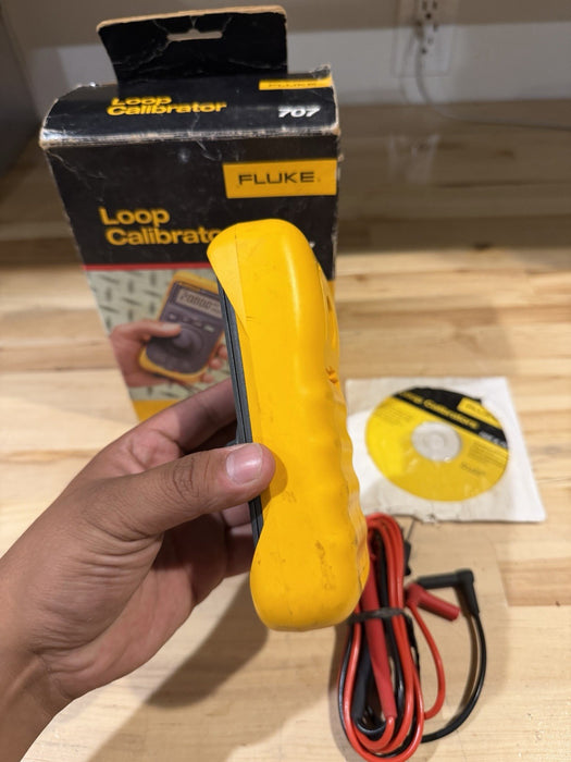 FLUKE 707 LOOP CALIBRATOR WITH ACCESSORIES