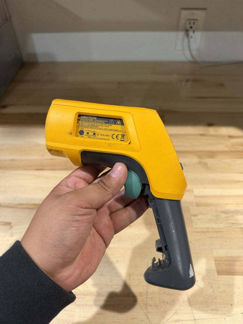 FLUKE 568 IR THERMOMETER W/ CASE (TESTED) SHIPS FAST (PARTS ONLY)