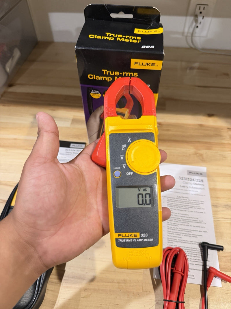 FLUKE 323 TRUE-RMS DIGITAL CLAMP METER WITH BAG & LEADS