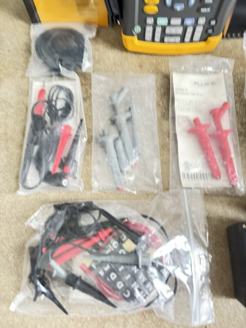FLUKE 199 SCOPEMETER OSCILLOSCOPE 200MHZ 2.5GS/S WITH VARIOUS LEADS AND PROBES