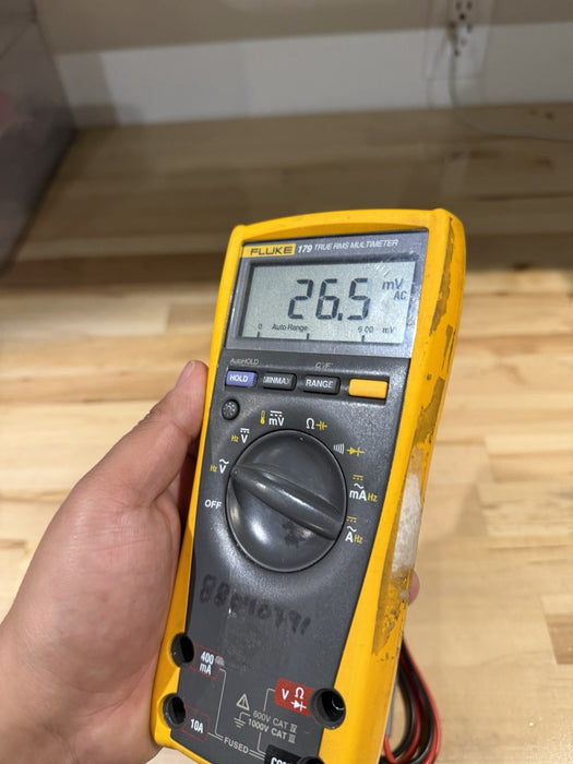 FLUKE 179 TRUE RMS MULTIMETER W/ LEADS- SHIPS FAST (TESTED)