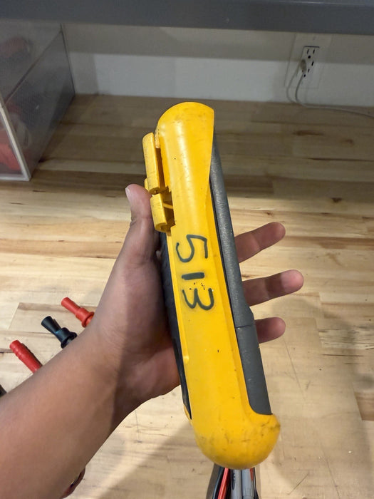 FLUKE 715 VOLT/MA CALIBRATOR WITH LEADS & CLIPS TESTED