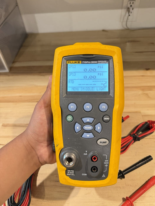 FLUKE 719 PRO 300G ELECTRIC PRESSURE CALIBRATOR W/ ACCESSORIES (SHIPS FREE)