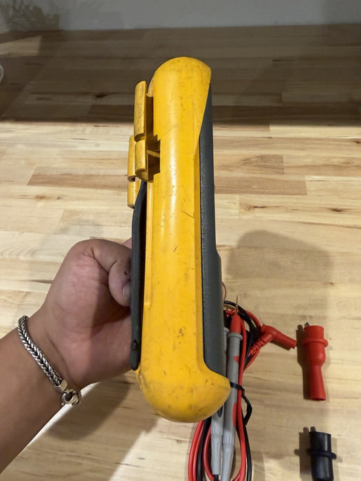 FLUKE 787 PROCESSMETER W/LEADS & CLIPS (SHIPS FAST)  (LIGHT DOESNT WORK)