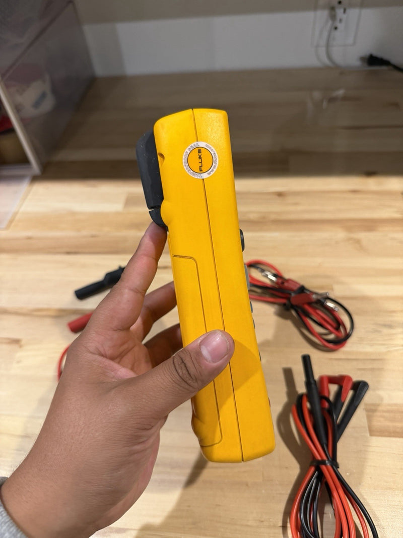 FLUKE 725 MULTIFUNCTION PROCESS CALIBRATOR WITH LEADS & CLIPS