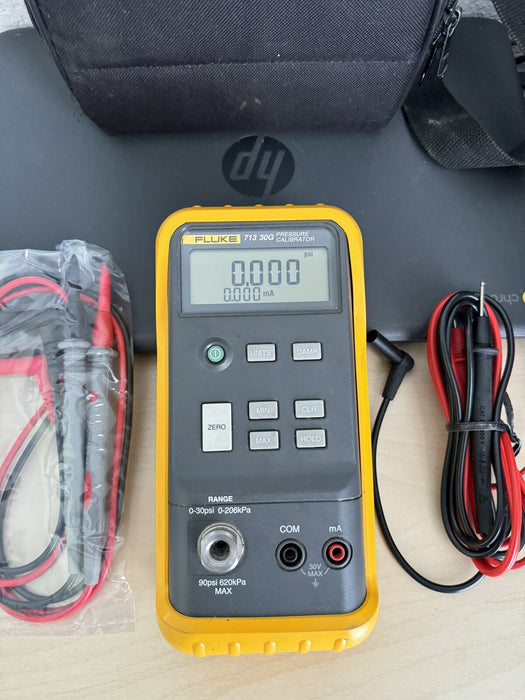 FLUKE 713 30G PRESSURE CALIBRATOR WITH LEADS & BAG