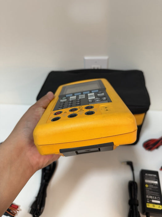 FLUKE 741B DOCUMENTING PRCESS CALIBRATOR WITH LEADS & CHARGER TESTED