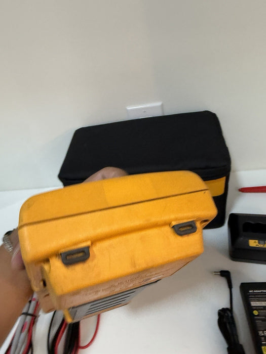 FLUKE 744 DOCUMENTING PRCESS CALIBRATOR WITH LEADS & CHARGER TESTED
