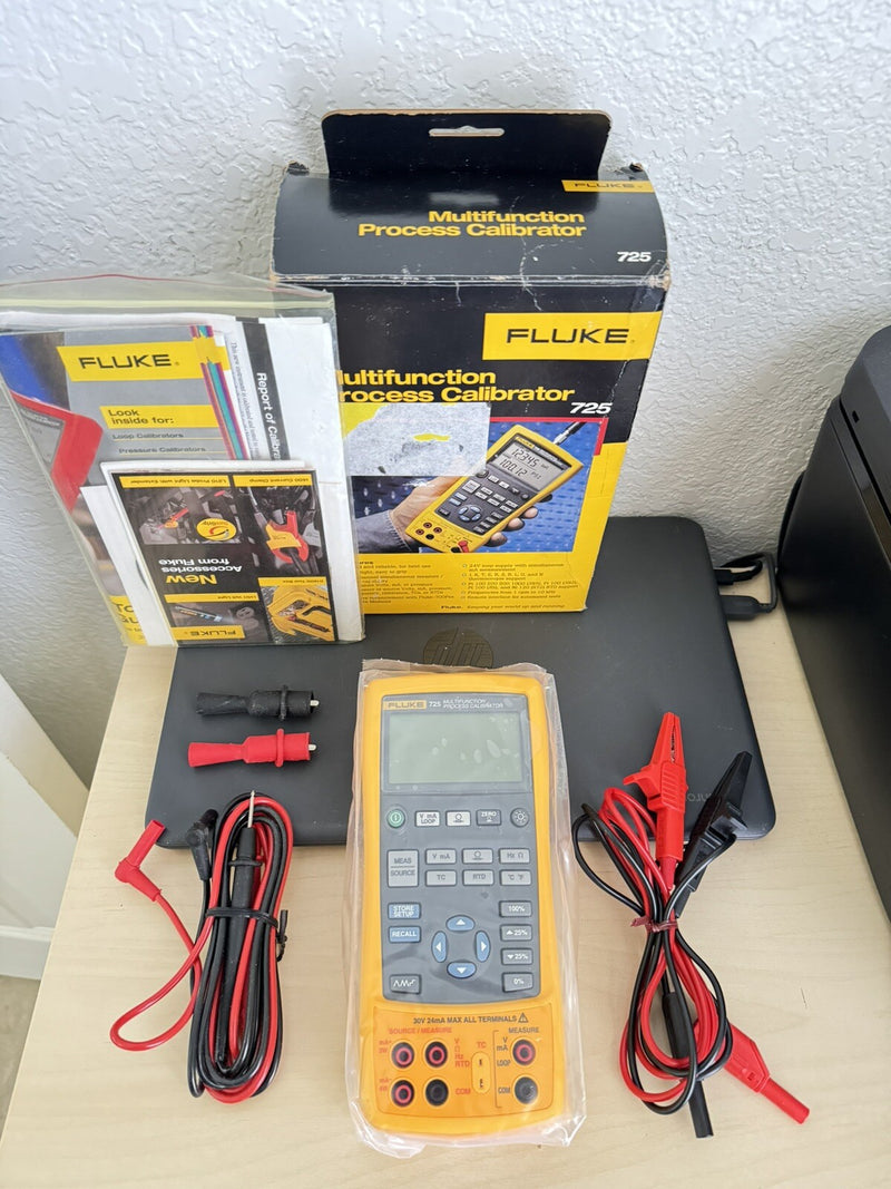FLUKE 725 MULTIFUNCTION PROCESS CALIBRATOR WITH LEADS BOX