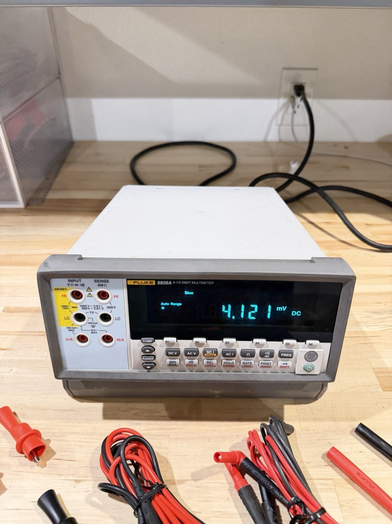FLUKE 8808A 5.5 DIGITAL MULTIMETER WITH LEADS & CHARGER TESTED