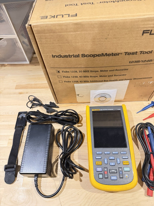 FLUKE 123B INDUSTRIAL SCOPEMETER 20MHZ W/ ACCESSORIES & BAG - FREE SHIPPING