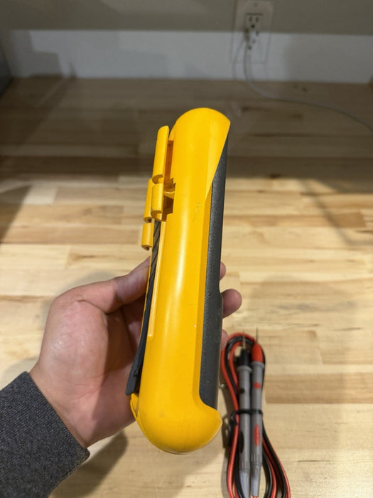 FLUKE 83 MULTIMETER W/ LEADS & CLIPS (TESTED) SHIPS FAST