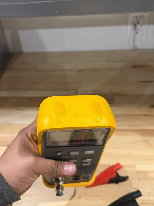 FLUKE 718 30G PRESSURE CALIBRATOR W/LEADS & BAG (FREE SHIPPING)PERFECT CONDITION